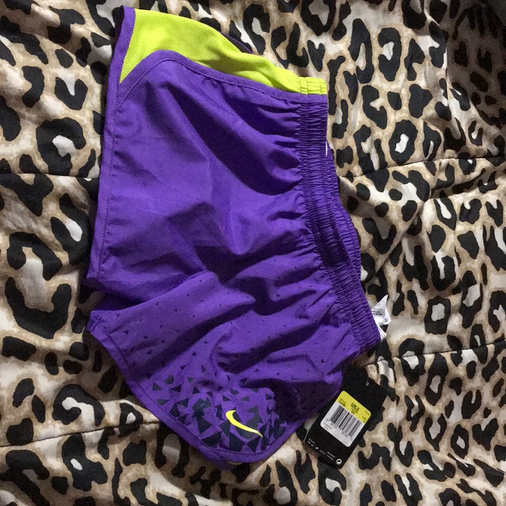 NIKE GIRLS SHORTS BRAND NEW WITH TAG